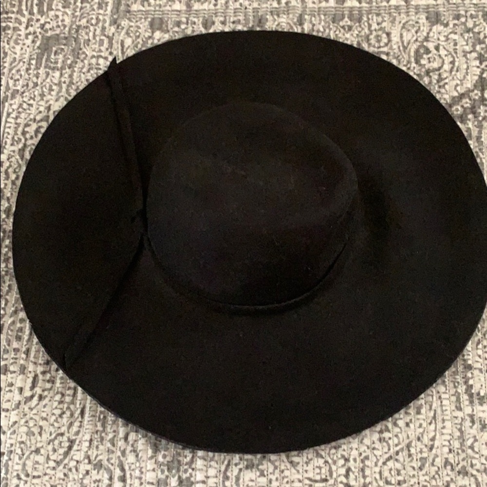 Oversized felt hat